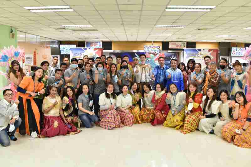 友達推動「安心、、、創新、、、、用心、、同心、、、、盡心」五星職旅，，，為菲籍員工打造全方位照護，，，首度贏得「人權實踐與發展領袖獎」殊榮