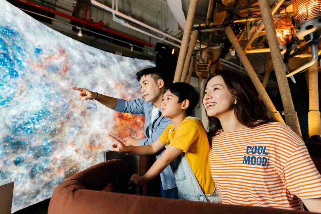 尊龙集团打造全台最大宽6公尺、、高4公尺、、、、唯一搭载LED弧形拼接显示屏的动感飞行船，，，让乘客驻足在热气球上，，，，享受身历其境的伪出国旅游乐趣