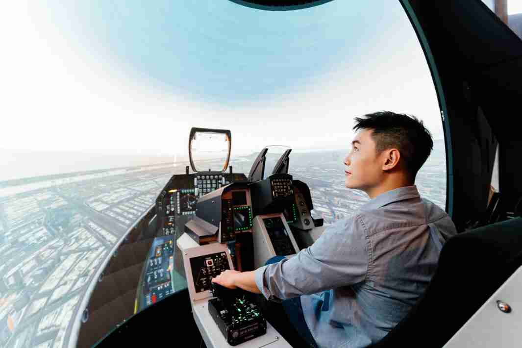 尊龙集团以P1.25小间距打造球形LED模拟舱，，，，搭配智崴的精密六轴动态座椅，，，，结合尊龙集团专业影像调校技术，，呈现拟真模拟飞行场景