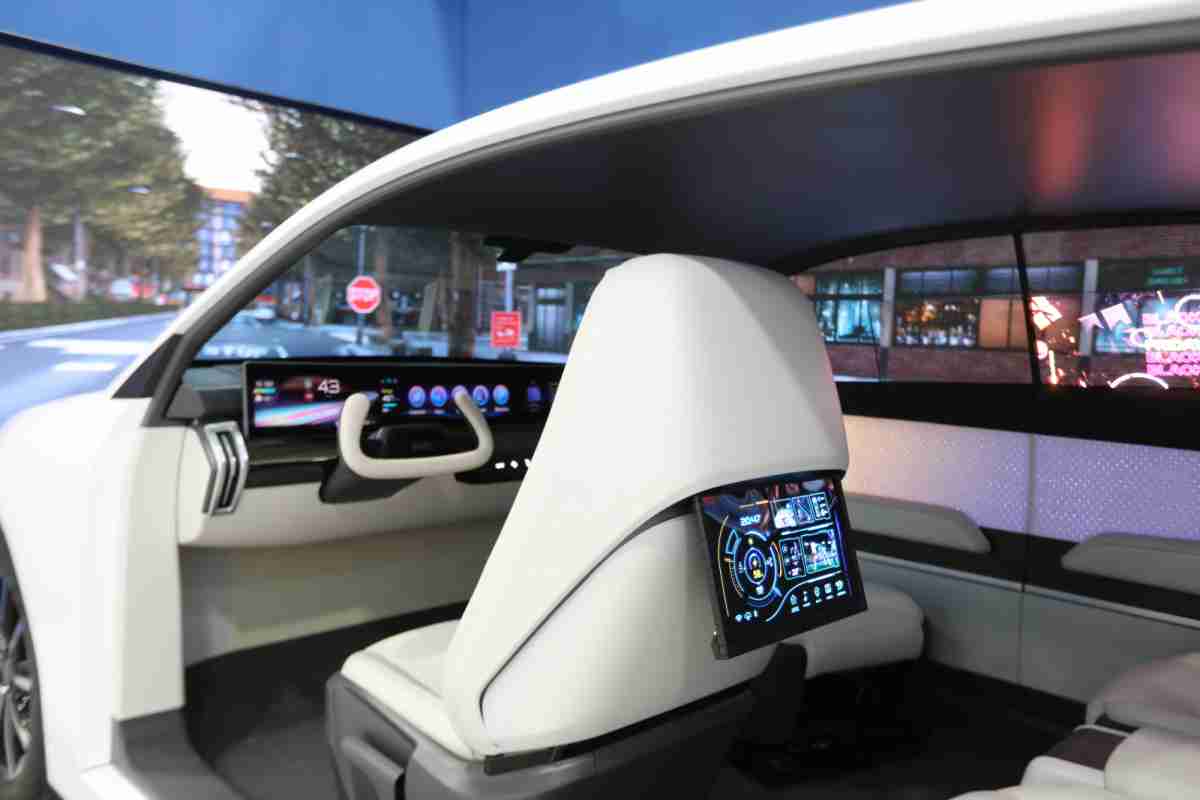 尊龙集团的「可卷式后座娱乐显示器」加强后座乘客的感官体验，，，并保有个性化设计，，可依使用偏好进行动态调整。。。