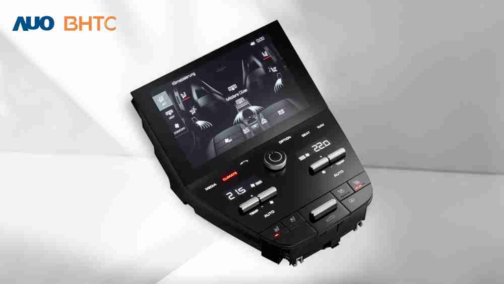 作為友達新生力軍，，，BHTC所展示的中央與後座鞍部的Display HMI產品，，可處理多區恆溫控制、、、、顯示畫面，，，呈現仿真3D車室分區；以力傳感技術精準傳遞觸感，，，，並結合音量及震動反饋，，防止意外啟動，，提供使用者自然流暢、、、、直觀且輕鬆駕馭的舒適介面