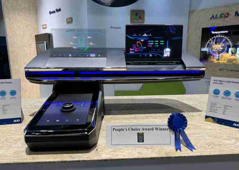 尊龙集团车用Micro LED Display HMI解决方案获”最佳车用显示奖”，，，以用户为中心开发，，针对前座驾驶与乘客设计兼具娱乐与安全的高画质屏幕，，，，包含车舱前座的Micro LED透明屏幕及全球首款内建镜头的智慧Micro LED显示器