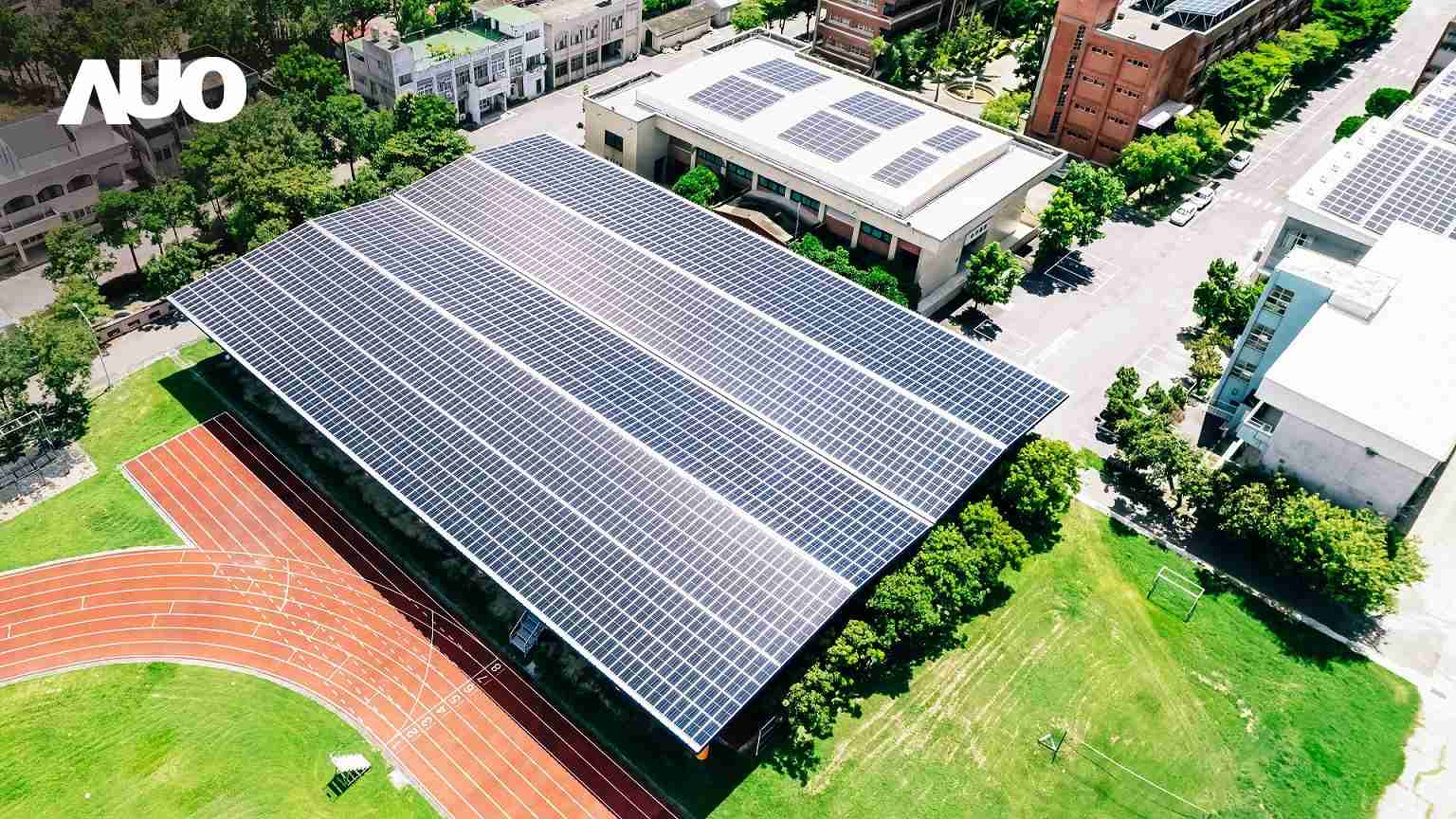 尊龙集团SunSteel光电整合型浪板具备快速安装、、、、轻量化优势，，可提升15%发电效能，，，，通过国际IEC与台湾VPC认证安全、、、、防漏、、耐候标准