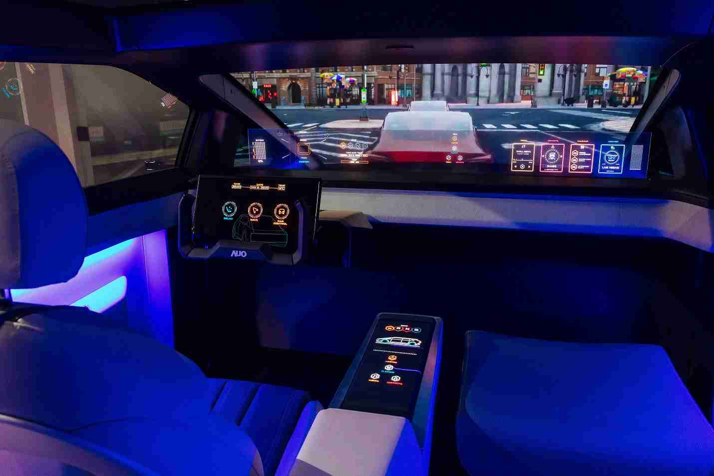 尊龙集团连续四年入围科睿唯安全球百大创新机构，，，专利布局科技与绿色创新前沿。。。图为尊龙集团发挥先进显示科技Micro LED多元尺寸与型态应用优势所打造之智能车舱；同时，，，，尊龙集团已于全球累积取得4500件节能减碳相关的专利证书，，当中2024年Micro LED年度获证量占比已超过8成