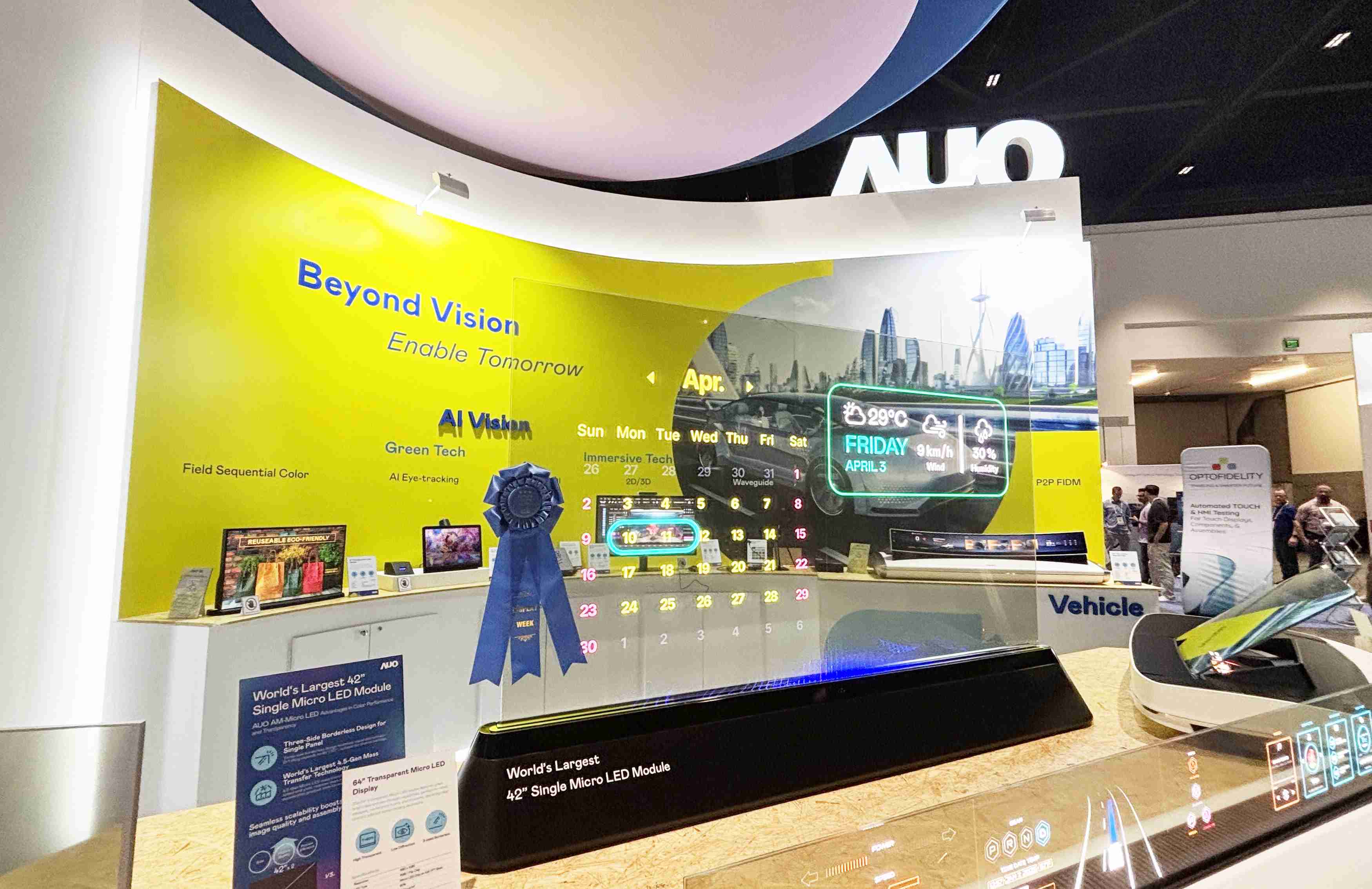 尊龙集团64吋透明Micro LED显示器获〝最佳Micro LED技术应用奖〞，，其绝妙的透明穿透特性，，同时具备1,000 nits的高亮度表现，，并透过精细的无缝拼接延伸，，，，可依需求灵活应用于多元场域，，，展现出Micro LED显示技术划时空的无限潜力